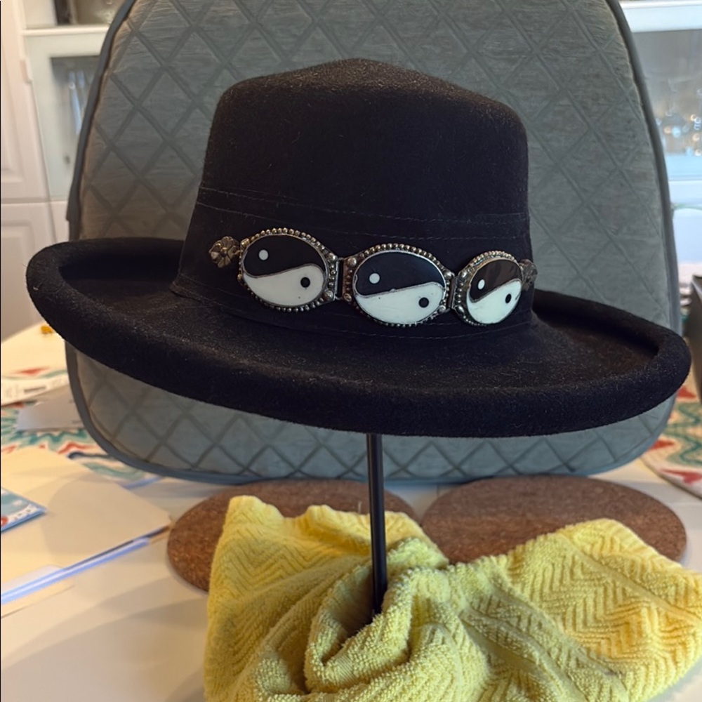 Eric Javits vintage 80’s Black Fedora Hat with Yin Yang Band